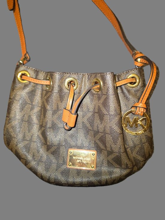 Michael Kors Handbags - Michael Kors Jules drawstring bucket bag